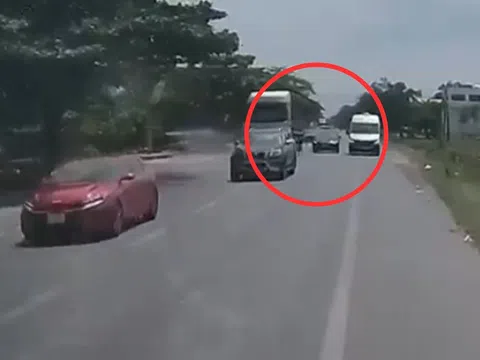 Ô tô nối đuôi nhau lấn làn ngược chiều, vượt xe bất chấp nguy hiểm