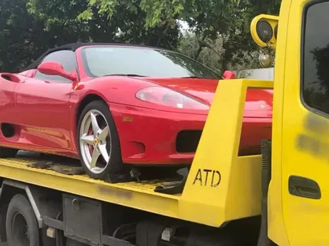 Từng lỡ hẹn với "Qua" Vũ, siêu xe Ferrari 360 Spider bị bắt gặp trên đường vận chuyển
