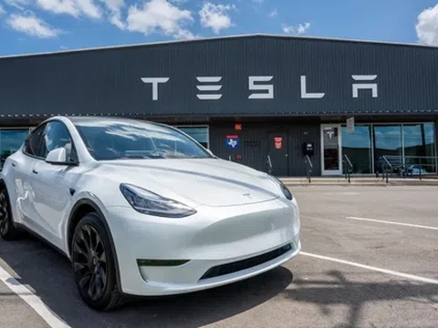 Xe đột ngột chết pin, bé gái 20 tháng mắc kẹt trong xe điện Tesla