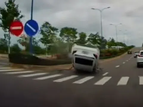 Bình Thuận: Tự đâm vào dải phân cách, ô tô con nằm ‘phơi bụng’ giữa đường