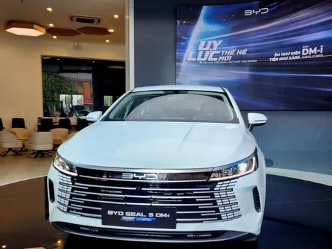 Phân khúc sedan phổ thông lần đầu có lựa chọn PHEV: Dấu mốc đáng chú ý của thị trường ô tô Việt