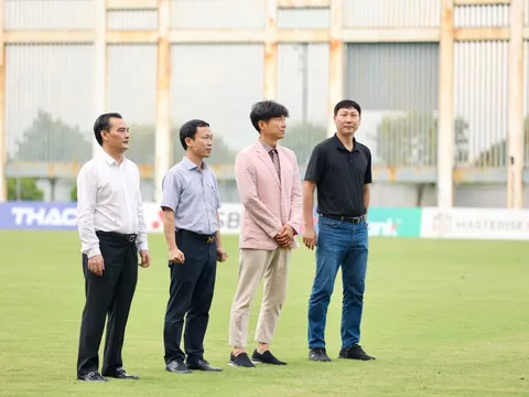 VIDEO: HLV Kim Sang Sik dự khán giải trẻ Quốc gia