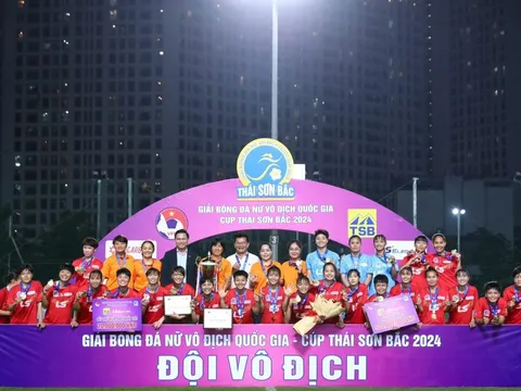 VIDEO: Đội bóng cũ của Huỳnh Như nâng cup vô địch