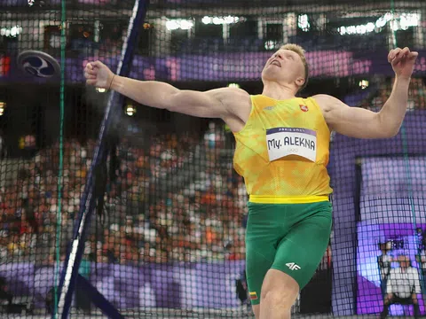 VĐV ném đĩa vượt kỷ lục Olympic của cha mình, chỉ giành HCB