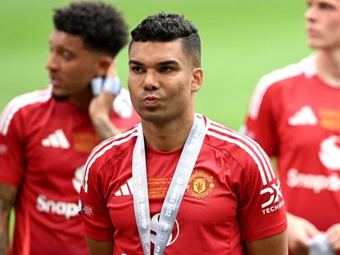 CĐV MU quay ngoắt 180 độ khen Casemiro