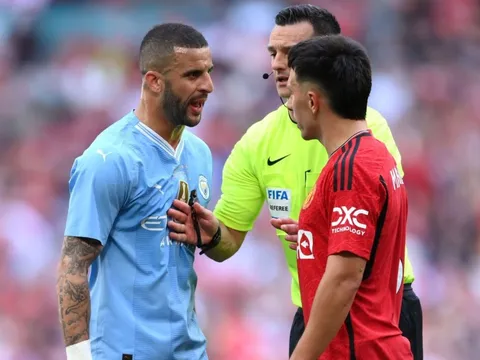 Lý do hy hữu, trận MU vs Man City phải thay trọng tài phút chót