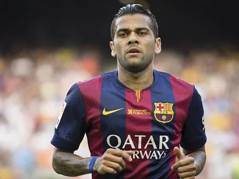 Rời nhà tù, Dani Alves thong dong chơi bóng ở Barcelona