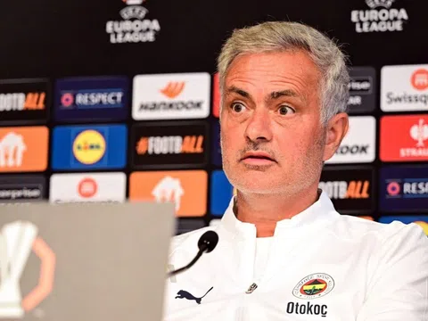 Mourinho lần đầu tiên phải làm điều chưa từng suốt 24 năm