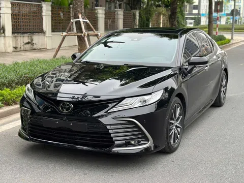 Lăn bánh 2 năm, Toyota Camry 2022 khấu hao ngang một chiếc Kia Morning