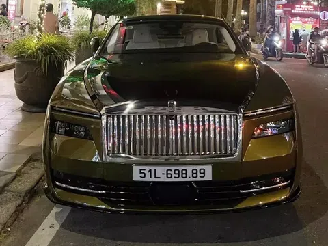 Một chiếc Rolls-Royce Spectre lộ diện trên đường phố TP. HCM: Màu sơn xanh lục độc đáo, biển số dễ nhớ