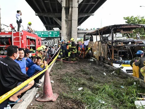 Thái Lan: Xe buýt trường học cháy rụi sau tai nạn, 19 người thoát ra an toàn