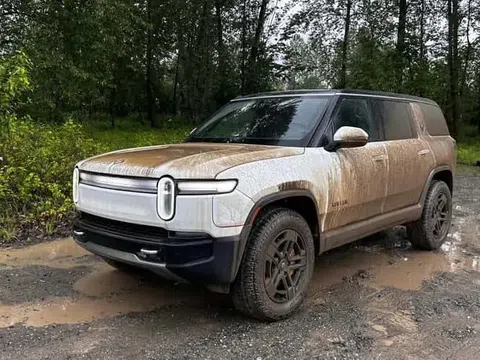 Rivian R1T - Bán tải điện vẫn chạy tốt sau khi bị lũ cuốn trôi hơn 100 dặm