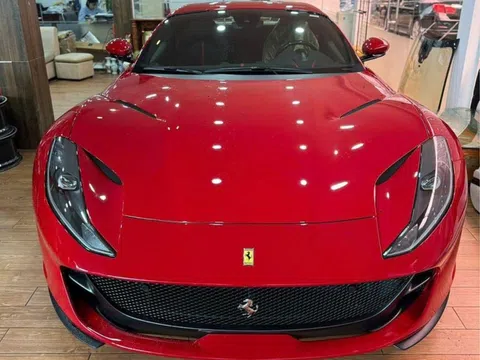 Siêu xe mui trần Ferrari 812 GTS cập bến Việt Nam, chỉ màu sơn đã có giá hơn 300 triệu đồng