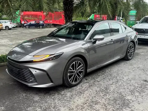 Toyota Camry 2025 xuất hiện trước thềm VMS 2024: Nhiều trang bị hiện đại kèm động cơ hybrid