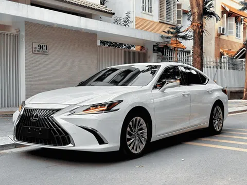 Sedan 7 chỗ hạng sang Lexus ES 250 2022 giữ giá khó tin sau 2 năm lăn bánh