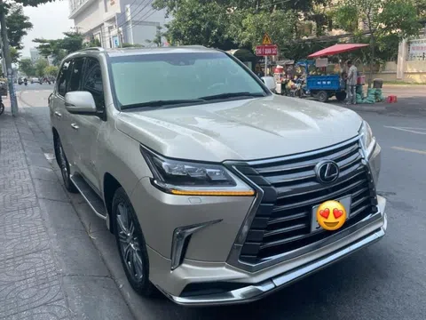 SUV hạng sang Lexus LX 570 2016 nhập Mỹ bán lại với giá khó tin sau 8 năm sử dụng