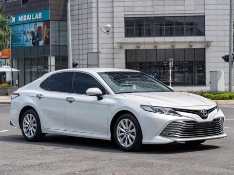 Ngỡ ngàng giá bán của Toyota Camry 2020 sau 4 năm sử dụng