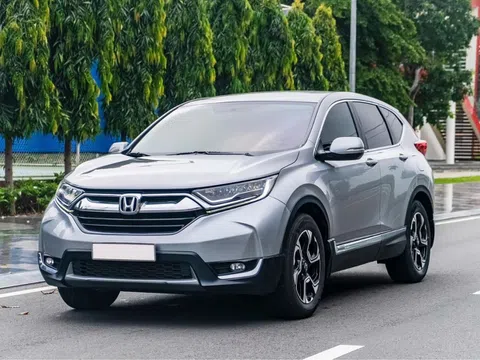 Honda CR-V 2019 lăn bánh 5 năm trượt giá ngang một chiếc Kia Morning