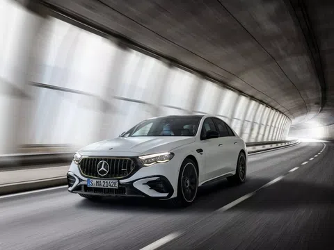 Mercedes-AMG E 53 Hybrid 2025 có giá khởi điểm quy đổi từ 2,23 tỷ đồng, công suất lên đến 604 mã lực