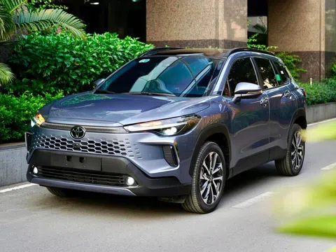 Bất ngờ giá bán của Toyota Corolla Cross 2024 ‘siêu lướt’ đầu tiên lên sàn xe cũ