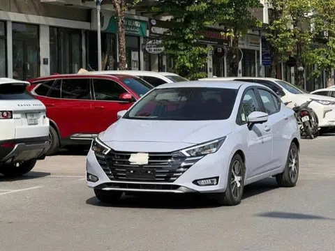 Nissan Almera 2024 bất ngờ xuất hiện trên phố Việt: Ngoại hình giống bản Thái Lan, thêm trang bị đấu Vios