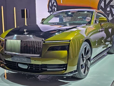 Siêu phẩm Rolls-Royce Spectre lần đầu lộ diện trên phố Việt với màu sơn độc đáo