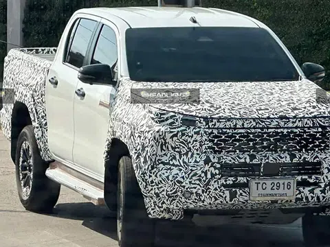 Toyota HiLux thế hệ mới lộ diện ngoài đời thực, ngày ra mắt đã cận kề?