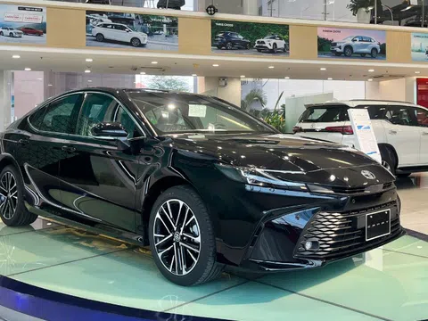 Vừa chạy 200km, Toyota Camry đời mới được rao bán với mức giá khó tin