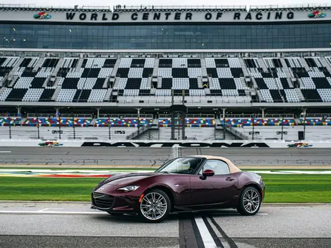 Mazda MX-5 Miata phiên bản kỷ niệm 35 năm chốt giá quy đổi từ hơn 909 triệu đồng