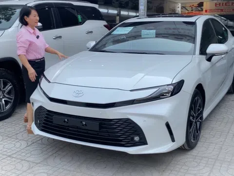 Vừa lăn bánh 14km, chiếc Toyota Camry đời 2025 đã vội vàng lên sàn xe cũ