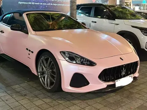 Chiêm ngưỡng Maserati GranCabrio Sport 2018 màu hồng xuất hiện trên đường phố TP.HCM