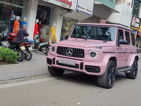 Mục sở thị Mercedes-AMG G63 mang "lớp áo" hồng đặc biệt trên phố Hà Nội