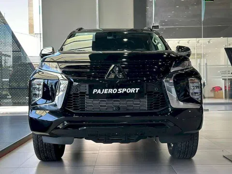 Mitsubishi Pajero Sport phiên bản chạy xăng bất ngờ được chào bán tại đại lý với số lượng hiếm hoi