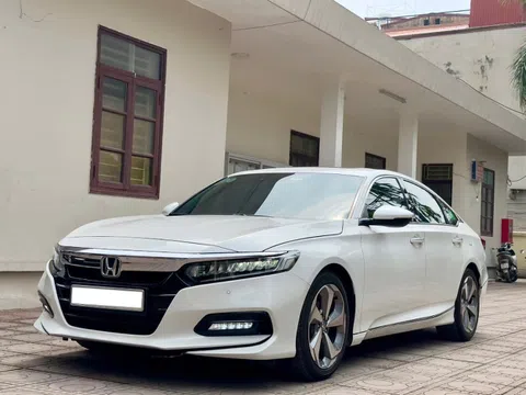 Rao bán Honda Accord 2019 rẻ hơn thị trường cả trăm triệu, chủ xe thừa nhận "đã đâm đụng"