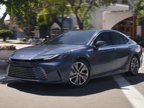 Toyota Camry Nightshade 2025 ra mắt: Diện mạo thể thao, "trái tim" hybrid quen thuộc