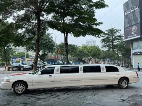 Với 1,3 tỷ, mua Camry hay “săn” Lincoln Limousine 2006 sang trọng, có sofa và quầy bar riêng?