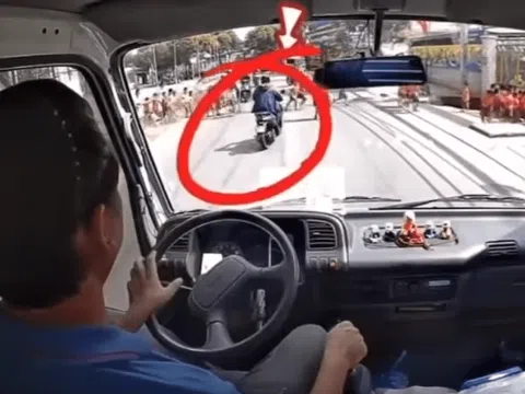 Tài xế lái xe máy bất chấp nguy hiểm, chen ngang giữa dòng học sinh sang đường