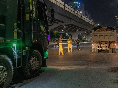 Hà Nội: Xử phạt nhiều xe chở quá tải, tài xế "mù tịt" giấy tờ vì... chủ xe giữ
