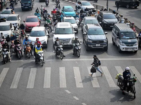 Dừng xe sai vị trí trước đèn đỏ, coi chừng mất 20 triệu đồng