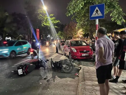 Hà Nội: Ô tô con gây tai nạn liên hoàn, nhiều xe máy bị húc văng trên đường Kim Giang