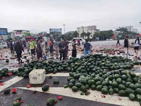 Vụ tai nạn xe chở dưa ở TP Vinh: Người dân giải cứu dưa hấu, tài xế đã tử vong