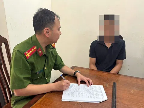 Triệu tập người đàn ông đi bán tải dùng dùi cui tấn công phụ nữ ở Hà Nội
