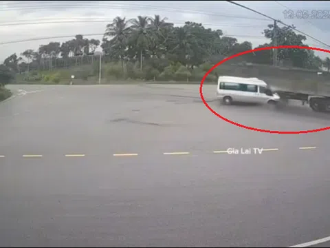 Xe khách lao thẳng vào hông xe tải tại ngã tư: Cảnh báo về sự chủ quan khi qua giao lộ