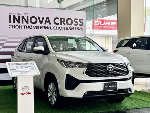 Toyota Innova Cross tái chiếm ngôi vương xe hybrid, Camry HEV bán vượt bản xăng