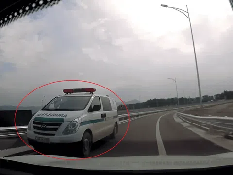 Đang nhập làn cao tốc, tài xế giật mình khi gặp xe cứu thương chạy ngược chiều