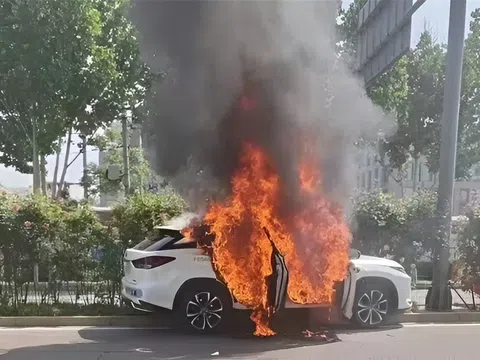 Xe tự lái ở Trung Quốc bốc cháy khi đang vận hành: Cảnh báo an toàn công nghệ AI?