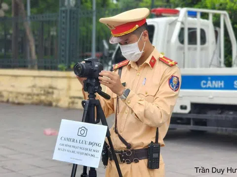 CSGT Hà Nội dùng máy ảnh "bắt tại trận" xe máy vượt đèn đỏ ở ngã tư