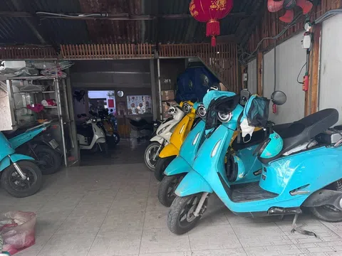 Không lo hết pin giữa đường: Người dùng xe máy điện Sài Gòn sạc pin ngay tại quán cà phê