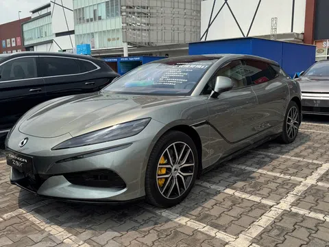 Bộ đôi xe sang BYD Yangwang U8 và Denza Z9 GT gây chú ý khi lần đầu xuất hiện tại Bình Dương