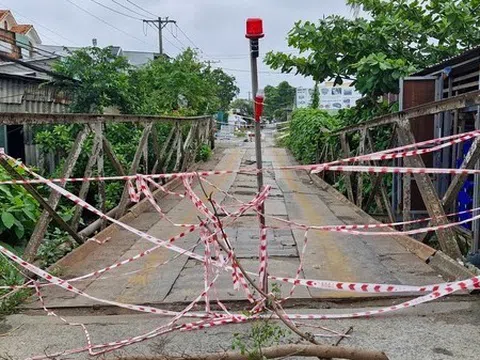 Được người dân cảnh báo, tài xế vẫn cố lái xe ben qua khiến cầu bị sụp lún ở Cần Thơ